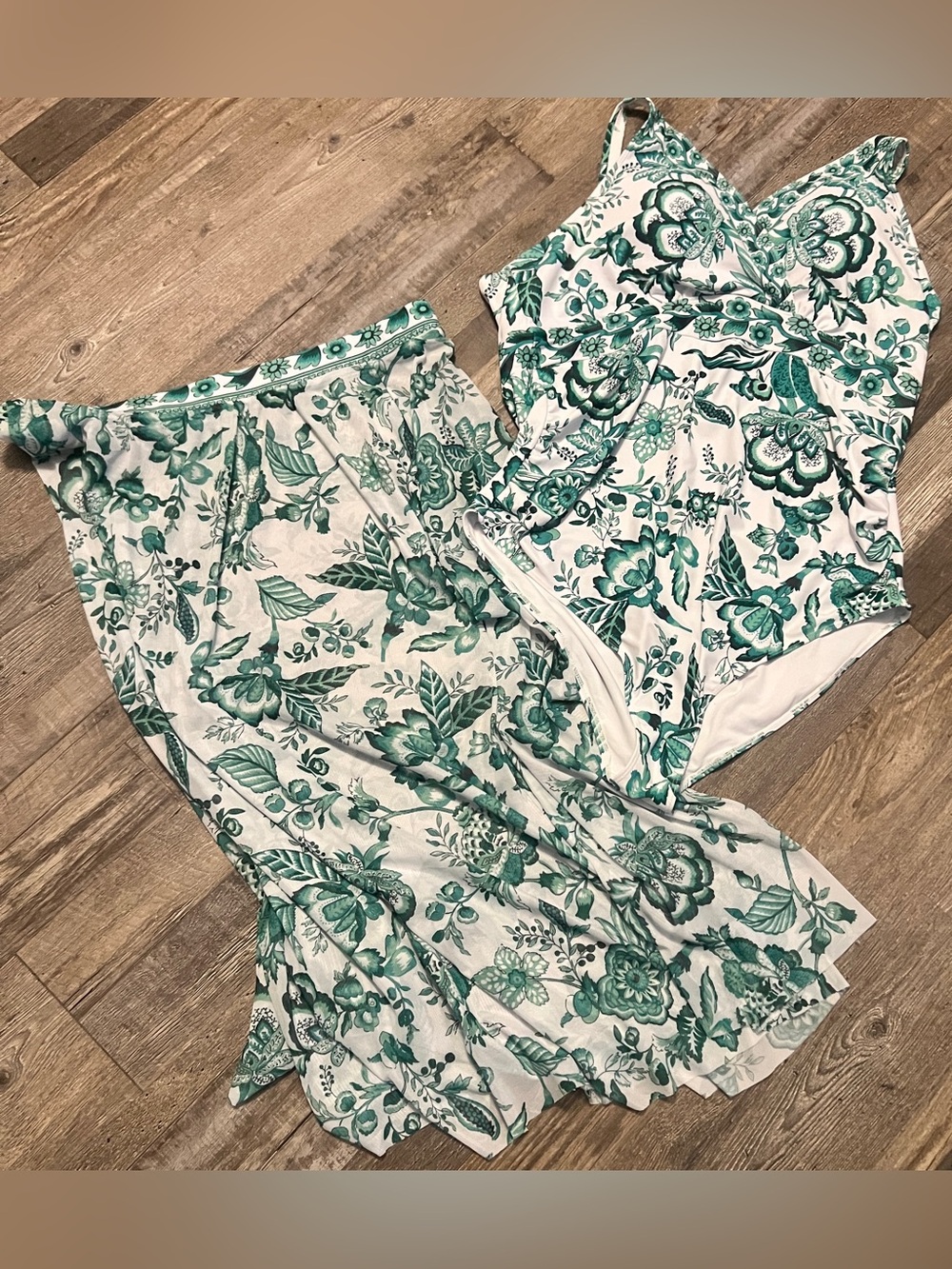 Bloomchic 22/24 Plus One Piece
Swimsuit- Green/White w/ matching sheer coverup